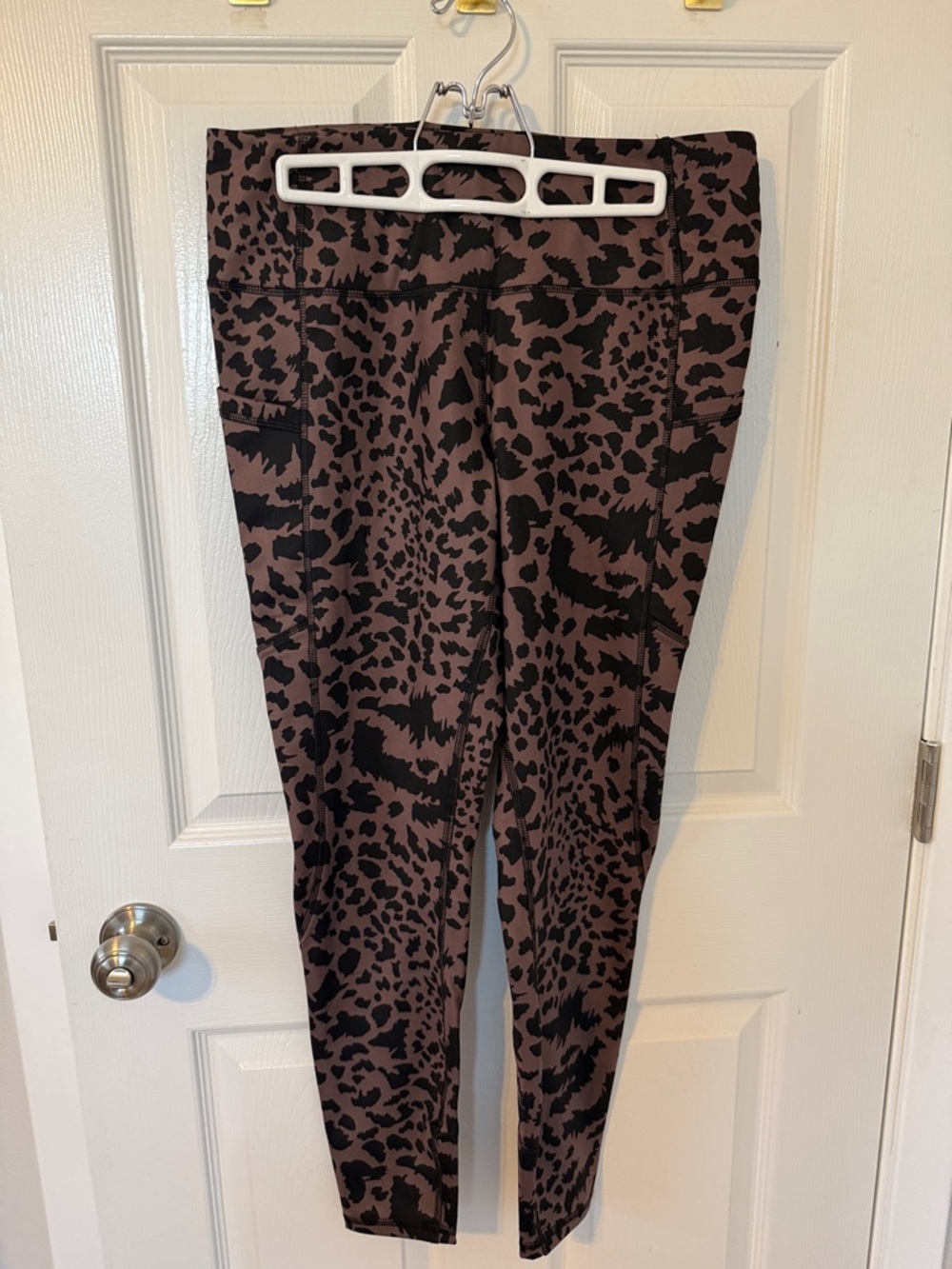 High-Rise Leopard Print Leggings in Brown/Black — Women's Activewear